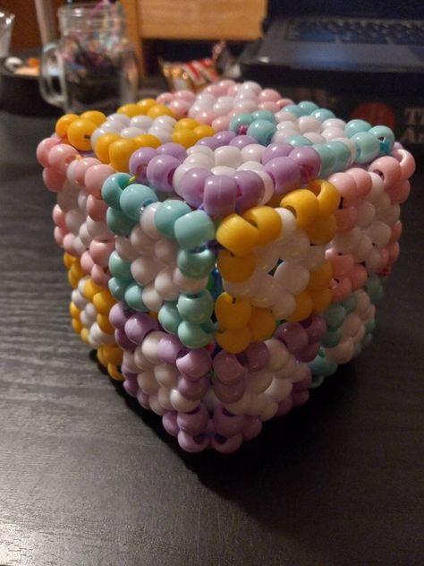 It's is 4 Kandi squares by 4 Kandi squares tied to gether with extra beads in the middle to make it shake. Kandi Room Decor, Unique Kandi Ideas, Kandi Fidget, Kandi Square Tutorial, Kandi Square, Kandi Cube Tutorial, Pony Bead Bracelets Patterns, Perler Pattern, Kandi Tie