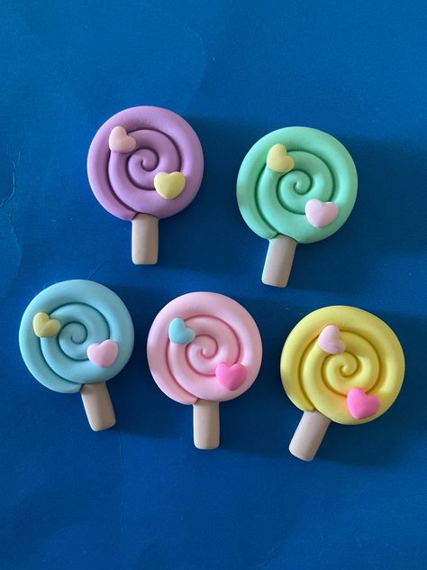 Kawaii lollipop with heart resin flatback 5 pieces 24x34mm Clay Art For Preschoolers, Easy Playdough Creations, Clay Items To Make, Polymer Clay Diy Ideas, Plastelin Ideas, Clay Crafts Kawaii, Light Clay Ideas, Lollipop Clay, Craft Foam Projects