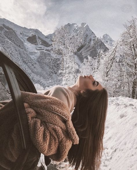 Winter Portraits Photography, Mountain Photo Ideas, Snowy Pictures, Mountain Photoshoot, Foto Best Friend, Snow Photoshoot, Winter Portraits, Mountain Pictures, Winter Instagram