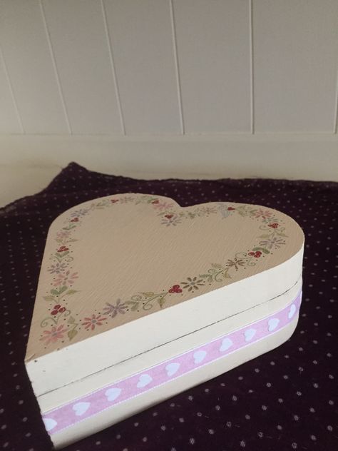 Painted Memory Boxes Boyfriend, Memory Box Ideas Diy Paint, Memory Box Ideas Diy, Memory Box Ideas, Memory Boxes, Jewelry Drawer, Paint Night, Heart Box, Crafty Gifts