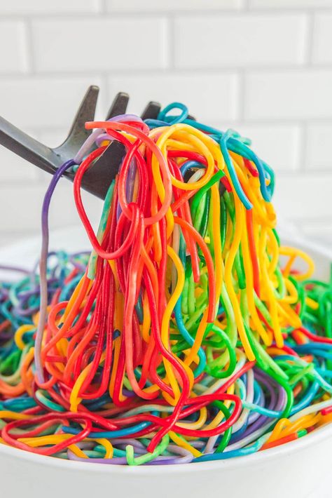 Rainbow Spaghetti in a bowl Rainbow Savory Food, Rainbow Birthday Party Food Ideas, Rainbow Themed Food, Rainbow Dishes, Rainbow Food Ideas, Rainbow Dinner, Rainbow Spaghetti, Homemade Butterbeer, Rainbow Party Food