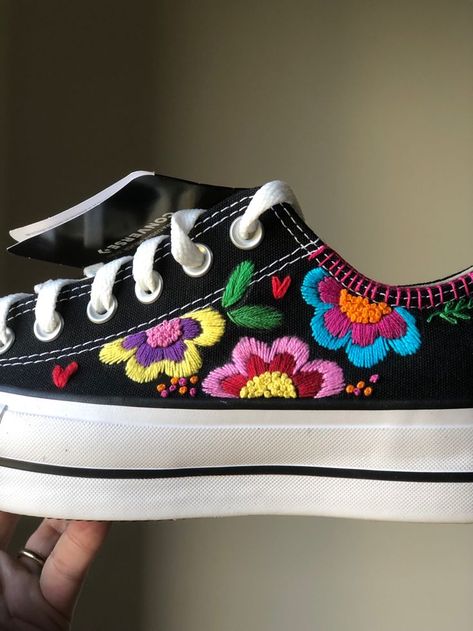 Embroidered Shoes Diy, Embroidery Shoes Diy, Shoe Art Designs, Embroidery Sneakers, Embroidered Converse, Shoe Makeover, Painted Canvas Shoes, Clothes Embroidery Diy, Simple Hand Embroidery Patterns