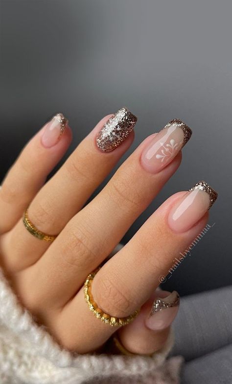 Gold French Tip Christmas Nails, Holiday Nail Art Winter, Christmas Gelish Nails, Gold And Silver Christmas Nails, French Tip Nails New Years, Champagne Christmas Nails, December Nail Ideas Gel, New Year Gel Nails, Golden Christmas Nails