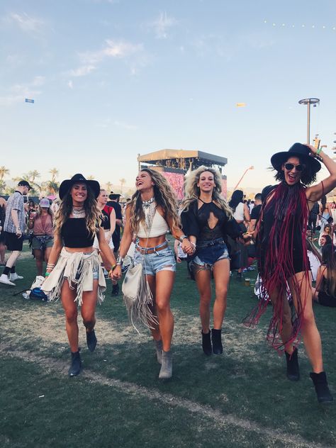 Country Music Outfits, Stagecoach Outfits, Look Da Festival, Country Music Festival Outfits, Stagecoach Festival, Cochella Outfits, Country Concert Outfits, Boho Festival Outfit, Coachella Looks