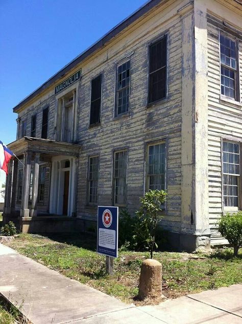 Historic Haunted Magnolia Hotel Seguin Texas, I used to live in a house right next to the Magnolia when I was a girl! Houses In Texas, Seguin Texas, Old Southern Homes, Haunted America, Haunted Hotels, Eerie Places, Texas Adventure, Abandoned Hotels, Southern Plantations