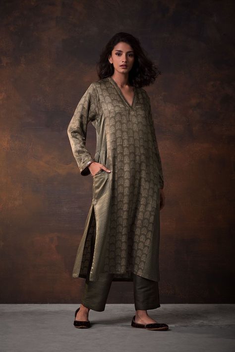 Linen Summer Outfits, Silk Kurti Designs, Simple Kurta Designs, Good Earth, Salwar Designs, Salwar Kamiz, Cotton Kurti Designs, Traditional Indian Outfits, Kurti Neck Designs