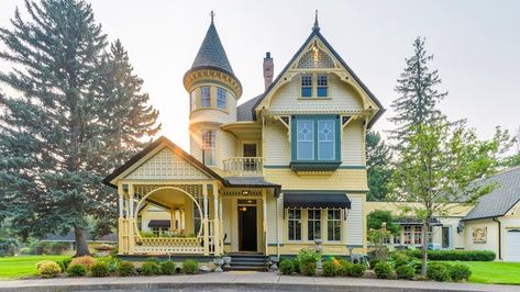 Yellow Victorian House, Victorian House Exterior, Victorian Home Exterior, Modern Victorian Homes, Victorian Homes Exterior, Victorian House Interiors, Old Victorian Homes, Sweet House, Victorian Style Homes