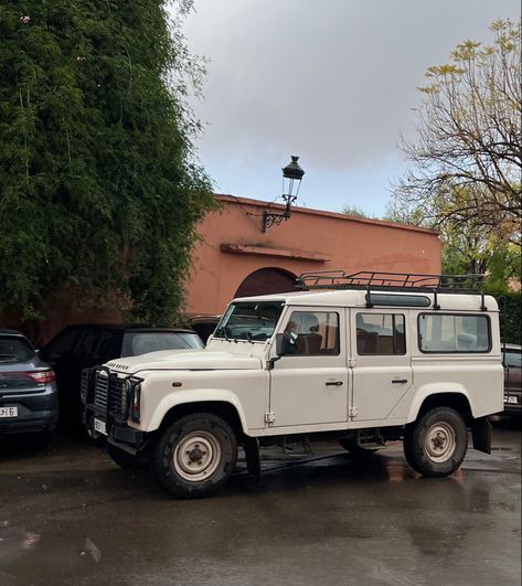 Land Rover V8, Land Rover Defender 110 Aesthetic, Vintage Defender Land Rovers, Old Land Rover Defender, Old Defender Land Rover, Old Land Rover, Vintage Land Rover Aesthetic, White Land Rover, Defender Car