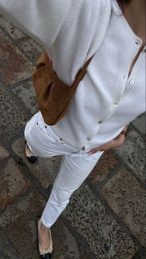 Cozy Weather, Kelsey Merritt, White Jeans Outfit, White Button Up, Jeans Outfit, Fashion Mistakes, Mode Inspiration, Lookbook Outfits, Parisian Style