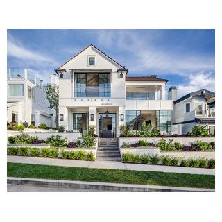 Fernleaf Transitional - Beach Style - Exterior - Orange County - by Patterson Custom Homes | Houzz Brandon Architects, California Beach House, California Architecture, Ultra Modern Homes, Beach House Exterior, Beach House Interior, California Homes, Indoor Outdoor Living, Style At Home