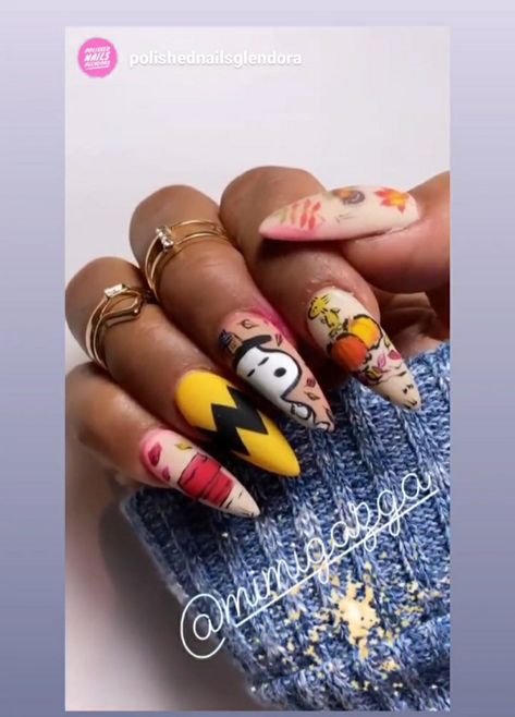 Snoopy Thanksgiving Nails, Thanksgiving Nails Charlie Brown, Snoopy Nails Fall, Charlie Brown Thanksgiving Nails, Peanuts Halloween Nails, Snoopy Nails Thanksgiving, Snoopy Fall Nails, Snoopy Fall Acrylic Nails, Peanuts Nail Art