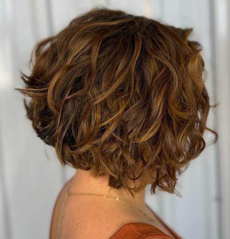 Piece-y Feathered Inverted Bob for Wavy Hair Wavy Layered Haircuts, Short Wavy Hairstyles, Cute Bob Hairstyles, Short Wavy Haircuts, Brown Bob, Angled Bob Hairstyles, Inverted Bob Hairstyles, Stacked Bob Hairstyles, Wavy Bob Haircuts