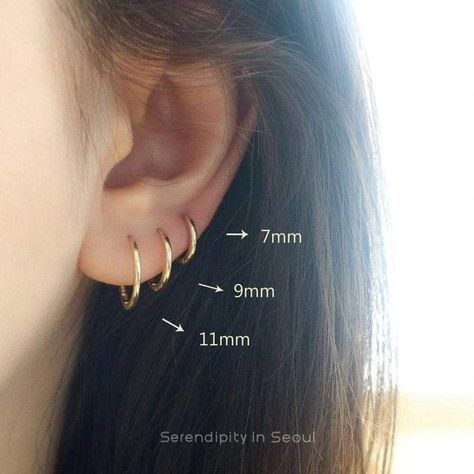 Anting Manik, Cute Ear Piercings, Geode Earrings, Hammered Hoop Earrings, Tragus Piercing, Gold Face, Bar Stud Earrings, White Gold Earrings, Winter Trends