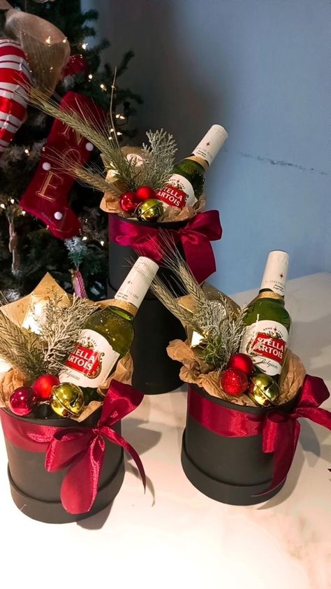 Wine Basket Gift Ideas Christmas, Christmas Parcel, Xmas Hampers, Girly Christmas Gifts, Christmas Gift Hampers, Gift Wrapping Inspiration, Wine Gift Baskets, Gifts Wrapping Diy, Easy Christmas Gifts