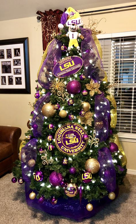 My LSU themed Christmas tree. Lsu Themed Christmas Tree, Saints Christmas Tree Ideas, Lsu Ornaments Christmas Diy, Black Mens Curly Hairstyles, Purple And Gold Christmas Tree, Lsu Decor, Football Christmas Tree, Steelers Christmas, College Christmas