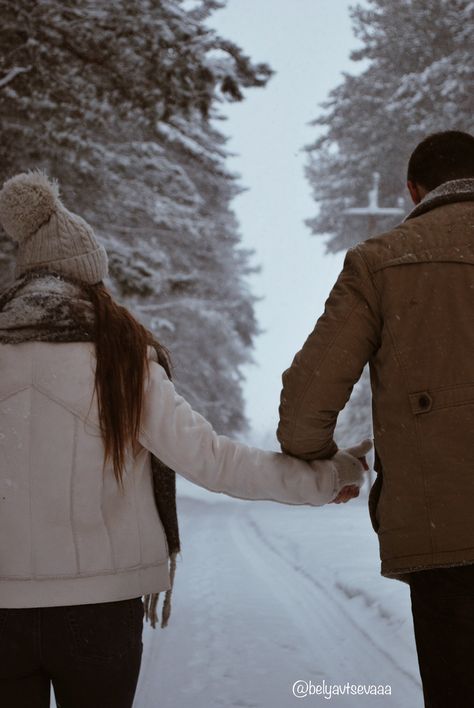 Couples Photoshoot Outfits Winter, Winter Couple Pictures, Couple Photography Winter, Winter Couple, Fall Photo Shoot Outfits, Snow Photoshoot, Photo Love, Fairytale Photography, Winter Photoshoot