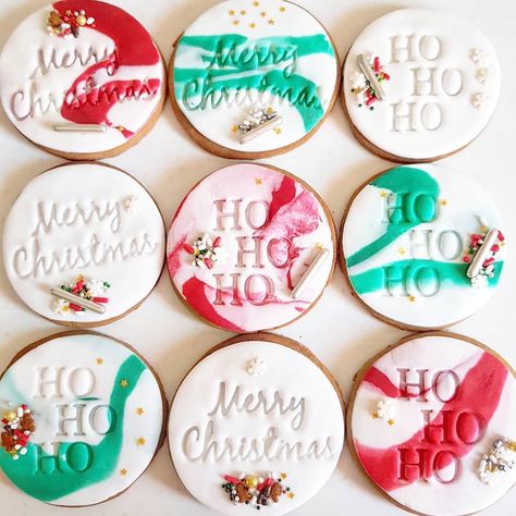 Fondant Christmas Cookies, Christmas Fondant Cookies, Topped Cookies, Xmas Biscuits, Xmas Cake Recipes, Marbled Fondant, Stamped Cookies, Classic Christmas Recipes, Beautiful Biscuits