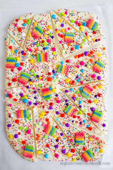 Oh my adorablness! This Candy Rainbow Bark would be perfect for any birthday party to St. Patrick's Day! | mynameissnickerdoodle.com Candy Rainbow, Candy Land Birthday Party, Birthday Party Snacks, Candy Bark, Rainbow Parties, Candy Birthday Party, Candyland Birthday, Candyland Party, Rainbow Food