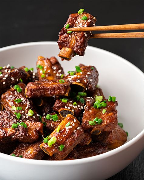 Braised Spare Ribs Recipe, Garlic Spare Ribs, Mr Bean Gif, Spare Ribs Recipe, Beef Short Ribs Recipe, Sticky Ribs, Braised Pork Ribs, Marion Grasby, Korean Pork