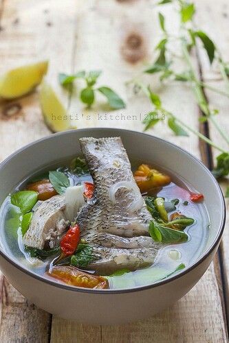 Ikan Kuah asam Sup Ikan, Oatmeal Ideas, Asian Fish Recipes, Ayam Bakar, Indonesian Recipes, Cholesterol Lowering Foods, Indonesian Cuisine, Food Fish, Malaysian Food