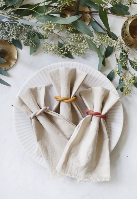 Simple clay napkin rings to add a handmade touch to Thanksgiving dinner! #diy #diynapkinrings #thanksgivingplacesetting Diy Napkin Rings Thanksgiving, Clay Napkin Rings, Thanksgiving Napkin Rings, Place Settings Thanksgiving, Napkin Rings Diy, Handmade Napkins, Oven Bake Clay, Beginner Pottery, Baking Clay