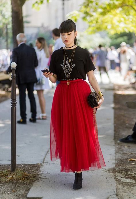 Red Maxi Skirt Outfit, Red Tulle Skirt, Tulle Skirts Outfit, Red Maxi Skirt, Red And Black Outfits, Outfit Inspiration Women, Model Outfit, Maxi Skirt Outfits, Red Maxi