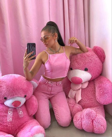 Barbie Lifestyle, Barbie Aesthetic, 2000s Fashion Trends, Pink Wallpaper Girly, Aesthetic Photoshoot, I Believe In Pink, Luxury Lifestyle Dreams, Social Butterfly, Pink Vibes