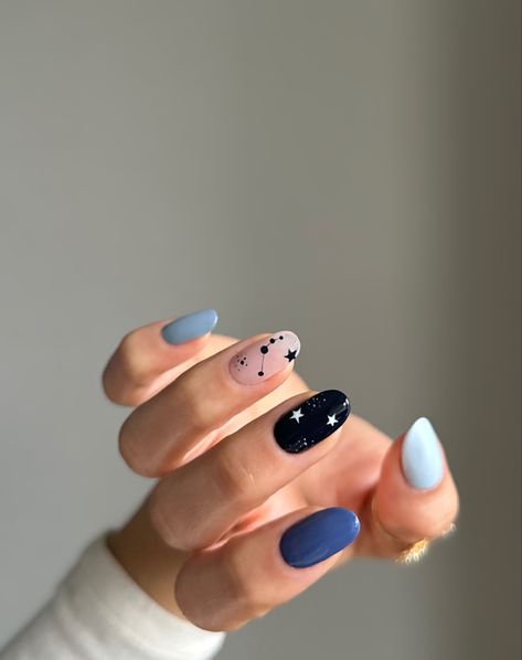 Star nails. Zodiac. Blue and white color nails. Oval shaped nails Constellation Nail Art, Zodiac Nail Designs, Nail Art Zodiac Signs, Summer Time Nails, Summer Nails Designs, Nail Artwork, Simple Summer, Spring Nail Art, Simple Nail Designs