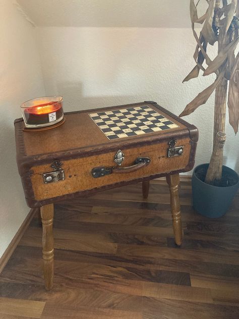 Put an upcycled suitcase table that I made myself on this page. The table serves as an illustration and, by arrangement, different variants and sizes can be made and different cases and table legs can be used. The table was made from a vintage suitcase and old but well-preserved chair legs. For this purpose, a wallpapering technique was used for the interior as well as for the checkerboard pattern. Suitcase Furniture, Repurposed Wood Projects, Suitcase Table, Suitcase Decor, Muebles Shabby Chic, Old Suitcases, Vintage Suitcases, Vintage Suitcase, Furniture Renovation