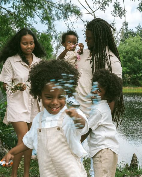 MY OVARIESSS!! Why do these family pictures make me so emotional? I can truly feel their unconditional love, support, protection, and hope for the future. Thank you for the joy your beautiful family brings. 🖤 @brittinab @j0rdanjunki3 #fanilygoals #blacklove #blackfamily #miami P.S. it’s the older sons helping the baby walk for me. *faints* Photo Assistant @daygeekiwi Black Parents Aesthetic, Family Hugging, Black Family Photoshoot, Traditional Wife, Family Hug, Mixed Families, So Emotional, African American Family, Baby Walking