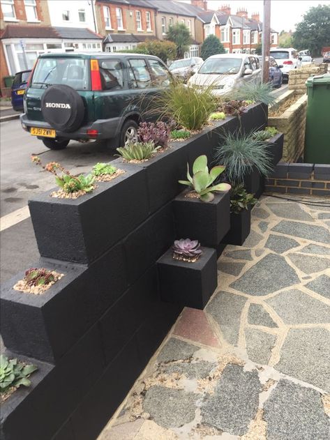 Cinder Block Flower Wall, Painted Breeze Block Wall Garden, Black Cinder Block Wall Backyard, Black Breeze Block Wall, Garden Cinder Block Ideas, Cylinder Block Ideas, Black Cinder Block Wall, Breeze Block Planters, Planter Wall Block Ideas