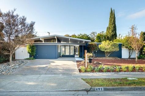 Mid Century Landscaping, Mid Century Modern Exterior, Modern Outdoor Spaces, Eichler Homes, Mid Century Architecture, Mid Century Modern House, Home Pictures, Modern Exterior, Modern Homes