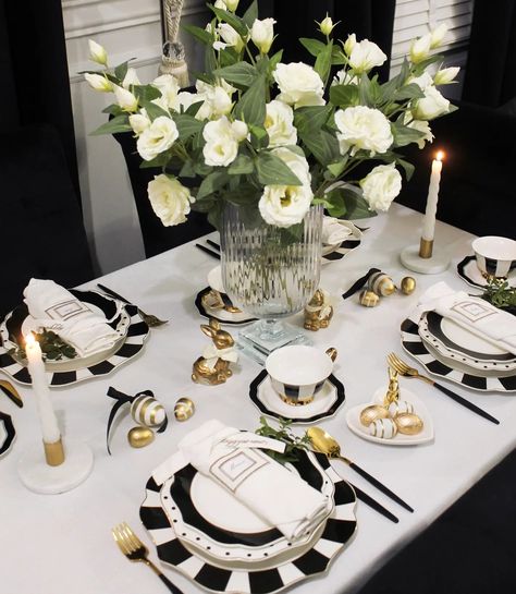 Dining Decoration Ideas, White Dinner Table, Dinner Table Setup, Black House Decor, Glamour Home Decor, Easter Tables, Black And White Dining Room, Glam Dining Room, Black And Gold Christmas