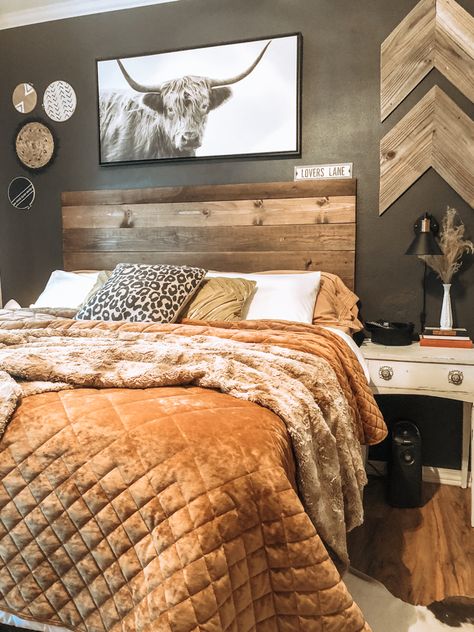 Boho Bedroom. Boho Modern Bedroom. Black Accent Wall. Sante Fe Decor Living Rooms, Black Accent In Bedroom, Spare Room Wall Colors, Western Cabin Bedroom Ideas, Ranch Bedroom Aesthetic, Western Bedroom With Black Wall, Rust And Black Bedroom Decor, Black Country Bedroom Ideas, Master Bedrooms Decor Modern Vintage