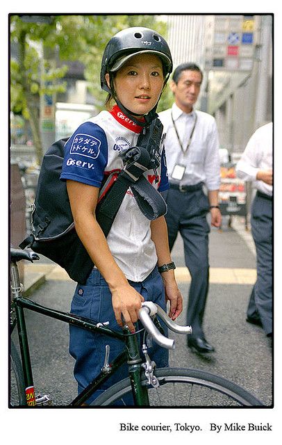 Bike courier, Tokyo, Japan "Bicycle messenger girl"http://franchise.avenue.eu.com/ Bicycle Messenger, Urban Bike Style, Bike Courier, Cool Bike Helmets, Bike Messenger, Fixed Bike, Cycle Chic, Urban Bike, Fixie Bike