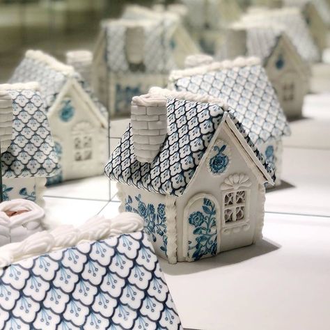 Sweet Dutch Porcelain houses/gingerbread houses Blue Gingerbread House, White Gingerbread House, Dutch Porcelain, White Gingerbread, Porcelain House, Cookie House, Gingerbread House Decorations, Spring Cookies, Christmas Gingerbread House