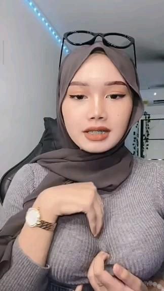 Arabic Women Hijab, Awek Malaysia, Tank Top Hijab, Selfie Tank Top, Malay Girl, Cute Drawings Of People, Blonde And Brunette Best Friends, Awek Melayu, Foto Cewek Hijab Aesthetic