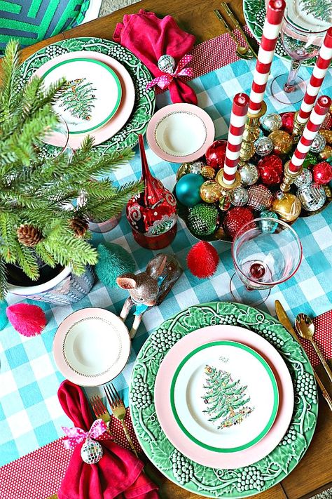 Unique Tablescape Ideas, Midcentury Modern Christmas Table, Vintage Christmas Place Settings, Fun Christmas Tablescapes, Colorful Christmas Tablescapes, Whimsical Christmas Table Decor, Colorful Christmas Table Decor, Southern Christmas Aesthetic, Eclectic Christmas Table