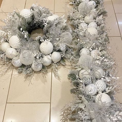 White Christmas Garland, Silver Christmas Wreath, Christmas Wreath Decor, Pretty Christmas Decorations, Christmas Wreaths Ideas, Christmas Centers, Silver Christmas Decorations, Special Colors, Christmas Decorations Wreaths