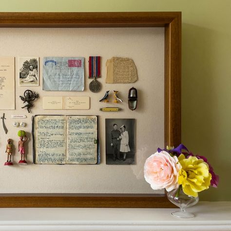 COMMISSION CASE STUDY (Picture 1 of 2)⁣ This large sentimental Memory Box was commissioned by Fiona from East London, who wanted to celebrate her parents' lives, their milestones and the treasures they had collected. Together we worked to create this stunning arrangement of personal keepsakes, weaving together many different kinds of artefacts to tell the story of their lives. It was an honour to work on this piece, knowing that this would keep her parents' memory alive and bring a smile to ... Childhood Home Keepsake Ideas, Memory Collection Ideas, Memorial Area In Home, Memories Ideas Diy, Sentimental Gifts Diy, Travel Keepsake Ideas, Frame Gift Ideas For Boyfriend, Collectable Display Ideas, Frame Picture Ideas