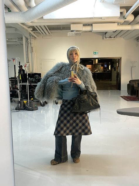 Poncho Winter Outfit, Poncho Outfit Aesthetic, Acne Studios Scarf Outfit, Fur Scarf Outfit, Nyc Autumn, Acne Studios Scarf, Poncho Winter, Poncho Outfit, Winter Outfits 2024