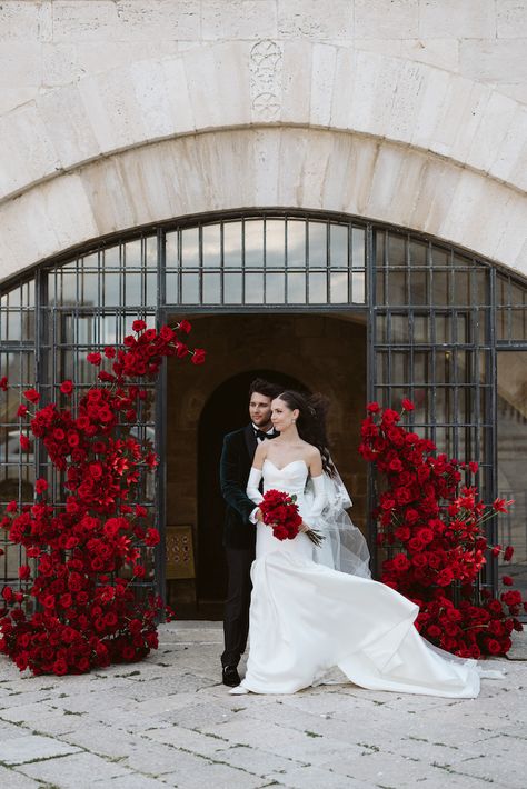 The floral arch made of red roses expresses the romantic and poetical feelings for the wedding day Classic Red Rose Wedding, Red Rose Wedding Altar, Red Roses Aesthetic Wedding, Red Flower Arch Wedding, Red Roses Decoration Wedding, Red Roses Arch, Red Roses And Candles Wedding, Wedding Decor Roses, Red Wedding Arch Ideas