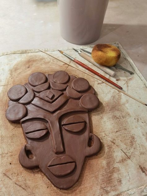 African Clay Art, Pottery Masks Clay Faces, Ceramic Face Mask, Ceramic Masks Ideas, Mask Ceramic, Face Pottery, Ceramic Masks, Ceramic Faces, Geometric Shapes Drawing