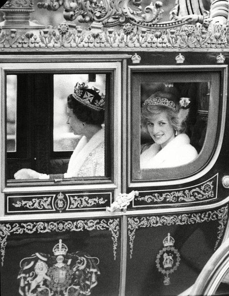 La reina Isabel II y la Princesa Diana de Gales en autocar dejando tras apertura del Parlamento en 1982: Prins William, Princesa Real, Prins Harry, Diana Princess Of Wales, Elisabeth Ii, Diana Princess, Isabel Ii, Queen Of England, Lady Diana Spencer