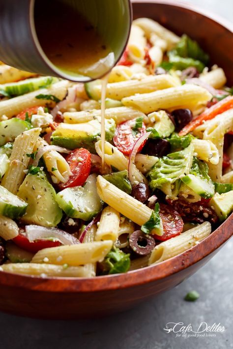 Lemon Herb Mediterranean Pasta Salad is loaded with so many Mediterranean salad ingredients, and drizzled an incredible Lemon Herb dressing! Mediterannean Recipes, Lemon Herb Dressing, Mediterranean Pasta Salad, Vegetarian Pasta Salad, Dressing Healthy, Herb Dressing, Mediterranean Pasta Salads, Resep Pasta, Grilled Lemon