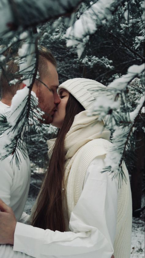 Cozy Winter Couple Photos, Winter Car Photoshoot, Winter Prenup Photoshoot, Winter Couple Pictures Aesthetic, Cute Couple Pics Christmas, Winter Photoshoot Ideas Indoor, Winter Couple Photoshoot, Winter Couples Photoshoot, Winter Poses