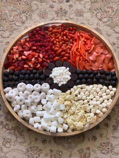 Homemade pokeball party snack platter Pokemon Birthday Party Ideas Food, Pokemon Party Food Snacks, Pokemon Appetizers, Pokémon Birthday Food Ideas, Pokeball Decoration, Pokémon Birthday Food, Pokemon Birthday Snacks, Pokemon Charcuterie Board, Pokemon Party Snacks