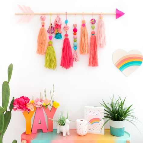 Tassel Crafts, Diy Decoracion, Diy Valentine's Day, Diy Wand, Neon Wall, Yarn Wall, Toy Room, Wall Hanging Crafts, Yarn Wall Hanging