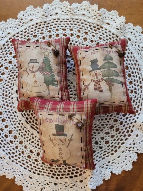 RitasCountryPrims - Etsy Free Primitive Patterns, Primitive Crafts To Make, Handcrafted Christmas Cards, Primitive Christmas Tree, Christmas Booth, Decorative Bowl Filler, Primitive Pillows, Rustic Vintage Decor, Group Crafts