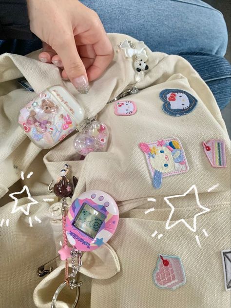 Keychains Sanrio, Mochila Kpop, Tote Bag Accessories, Whats Next, Pretty School Supplies, Aesthetic Backpack, Inside My Bag, Bag Pins, What In My Bag